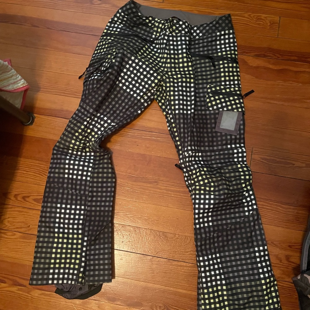 Burton Women’s snowboard pants worn 1 time!!!